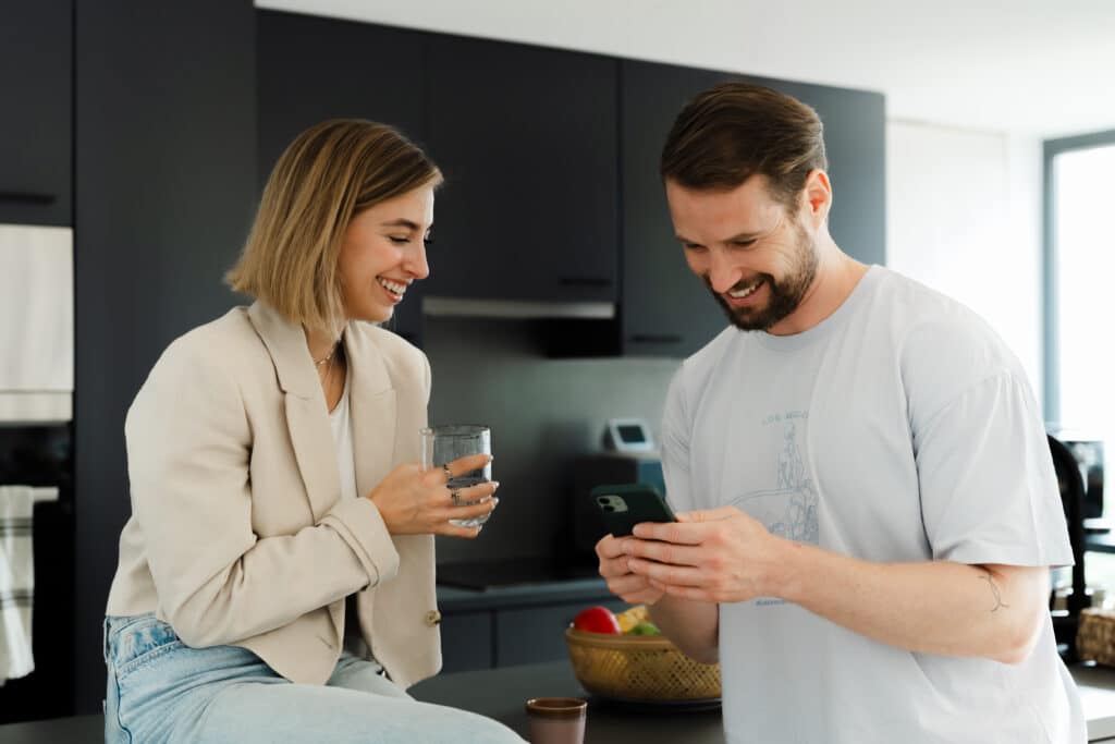 anika-chris-cready-online-marketing-smartphone-teamwork